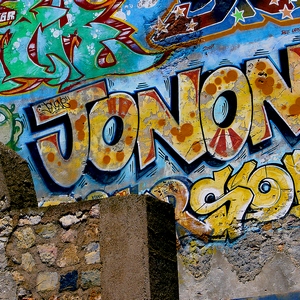 Inscriptions colorées sur mur - France  - collection de photos clin d'oeil, catégorie streetart